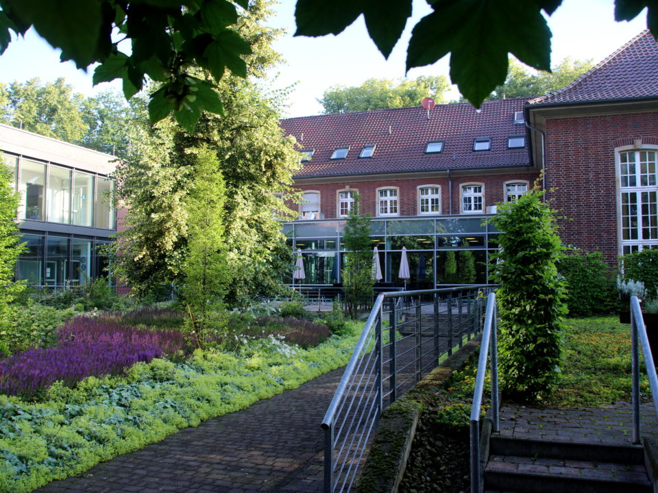 Rotes Backsteingebäude mit Garten