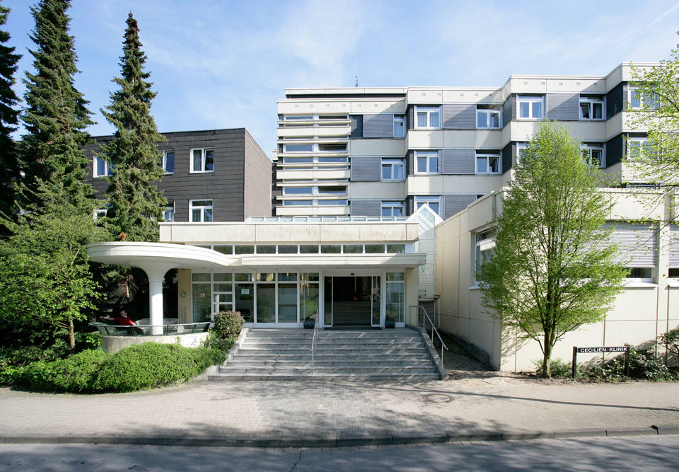 Eingang mit Treppe der Cecilien-Klinik