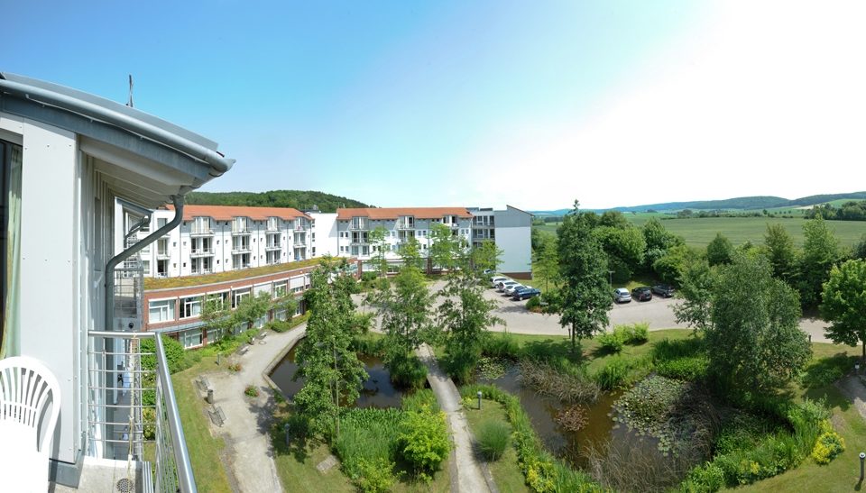 Panoramablick über die Paracelsus-Klinik am See mit Gartenteich