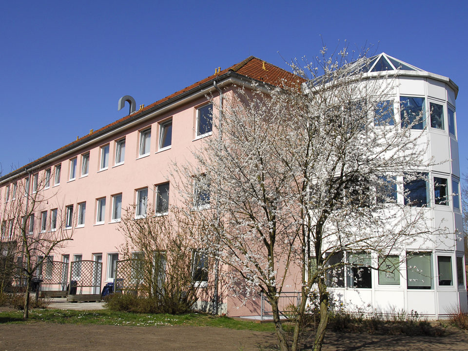 Gebäudeansicht Rehaklinik Lehmrade im Frühling