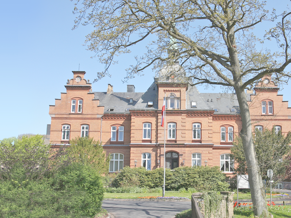 Gebäudeansicht Rehaklinik Schloss Schönhagen im Frühling